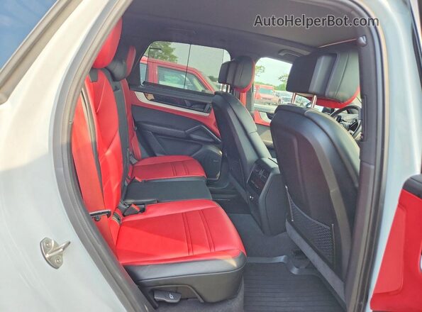 WP1AA2AY1RDA09554 2024 PORSCHE CAYENNE White Rear interior view