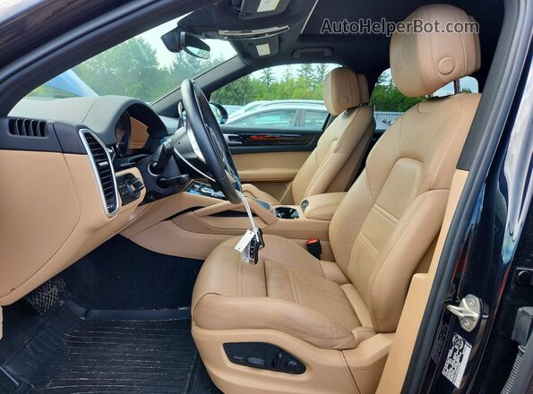 WP1AA2AY4NDA05055 2022 PORSCHE CAYENNE Black Вид салону спереду