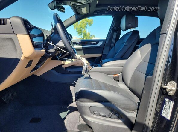 WP1AA2AY4RDA03943 2024 PORSCHE CAYENNE Black Widok wnętrza z przodu