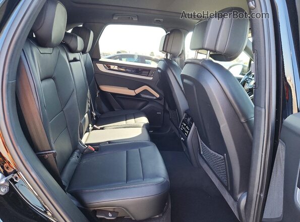 WP1AA2AY4RDA03943 2024 PORSCHE CAYENNE Black Widok tylnych siedzeń