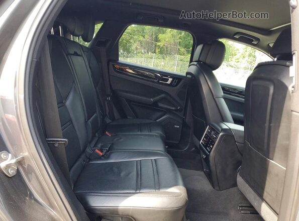 WP1AA2AY5LDA01948 2020 PORSCHE CAYENNE Gray Widok wnętrza z tyłu