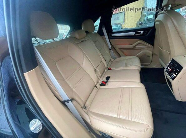 WP1AA2AYXPDA06441 2023 PORSCHE CAYENNE Черный Вид салона спереди