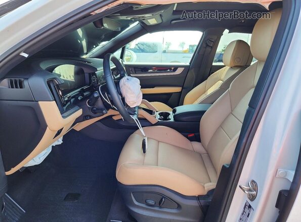 WP1AA2AYXTDA04005 2026 PORSCHE CAYENNE White Вид салону спереду