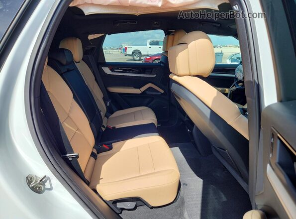 WP1AA2AYXTDA04005 2026 PORSCHE CAYENNE White Вид задньої частини салону