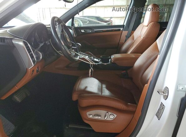 WP1AB2A27HLA50123 2017 PORSCHE CAYENNE White Widok wnętrza z przodu