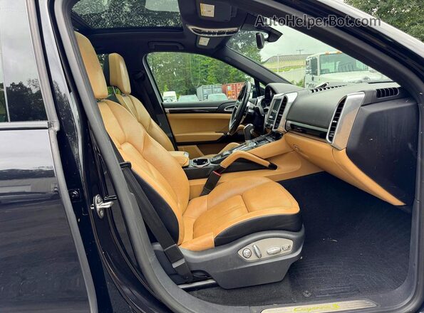 WP1AE2A24HLA72698 2017 PORSCHE CAYENNE Black Вид салону спереду