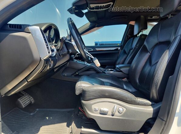 WP1AE2A26GLA62284 2016 PORSCHE CAYENNE White Front interior view