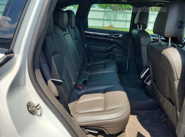 WP1AE2A2XHLA76075 2017 PORSCHE CAYENNE White Вид задньої частини салону