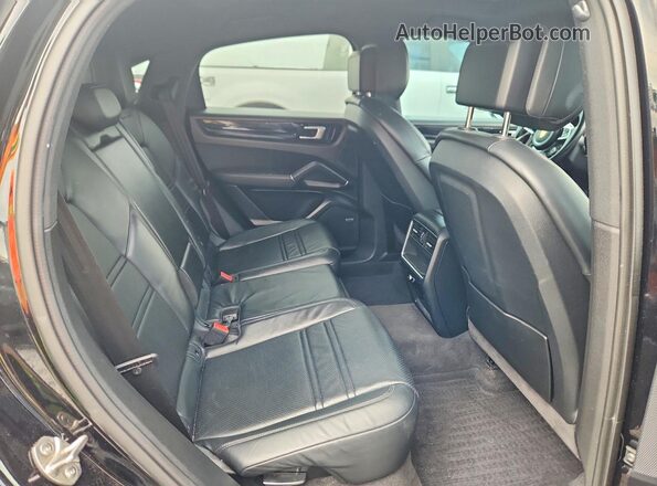 WP1BE2AY7MDA44164 2021 PORSCHE CAYENNE Black Вид задньої частини салону
