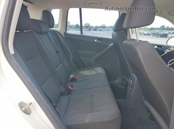WVGAV7AX0HK045266 2017 VOLKSWAGEN TIGUAN White Vista interior trasera