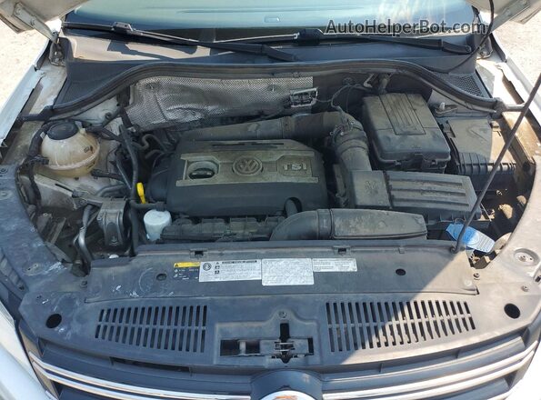 WVGAV7AX0HK045266 2017 VOLKSWAGEN TIGUAN White Vista del compartimento del motor