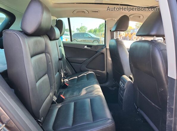 WVGAV7AX1GW560946 2016 VOLKSWAGEN TIGUAN Silver Widok wnętrza z tyłu
