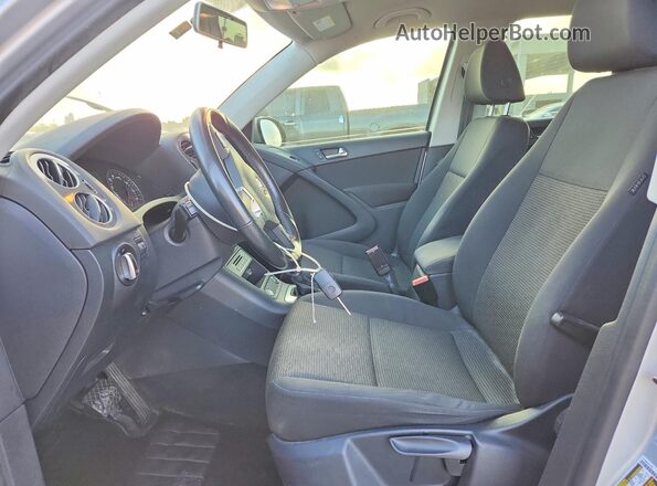 WVGAV7AX2HK044961 2017 VOLKSWAGEN TIGUAN Silver Вид салону спереду