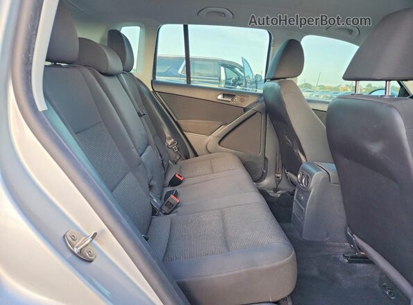WVGAV7AX2HK044961 2017 VOLKSWAGEN TIGUAN Silver Вид задніх сидінь