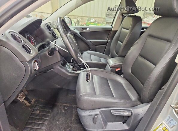 WVGAV7AX3GW529083 2016 VOLKSWAGEN TIGUAN Silver Widok wnętrza z przodu