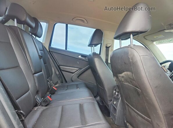 WVGAV7AX3HK000953 2017 VOLKSWAGEN TIGUAN Black Вид задньої частини салону