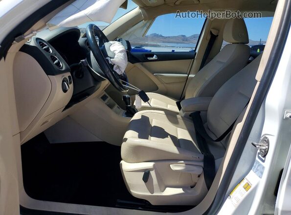 WVGAV7AX3HK033371 2017 VOLKSWAGEN TIGUAN White წინა სალონის ხედი