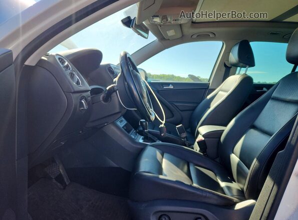 WVGAV7AX4GW513538 2016 VOLKSWAGEN TIGUAN White Вид салону спереду