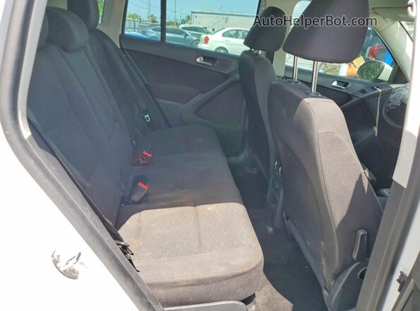 WVGAV7AX6HK042498 2017 VOLKSWAGEN TIGUAN Белый Вид задней части салона
