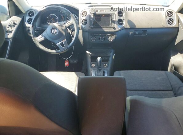 WVGAV7AX6HK042629 2017 VOLKSWAGEN TIGUAN Blue Widok deski rozdzielczej