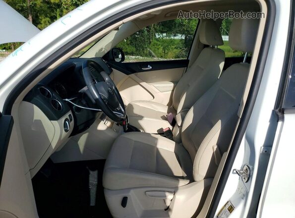 WVGAV7AX7HK026830 2017 VOLKSWAGEN TIGUAN White Вид салону спереду
