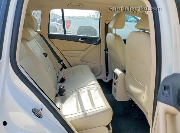 WVGAV7AX7HK026830 2017 VOLKSWAGEN TIGUAN White Вид задньої частини салону