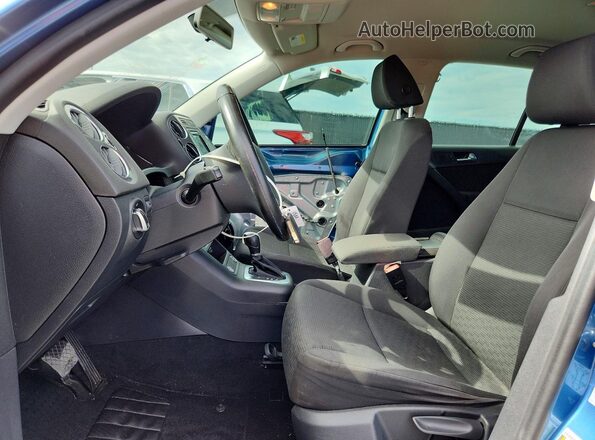 WVGAV7AX9HK054161 2017 VOLKSWAGEN TIGUAN Blue Widok wnętrza z przodu