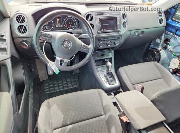 WVGAV7AX9HK054161 2017 VOLKSWAGEN TIGUAN Blue Widok deski rozdzielczej