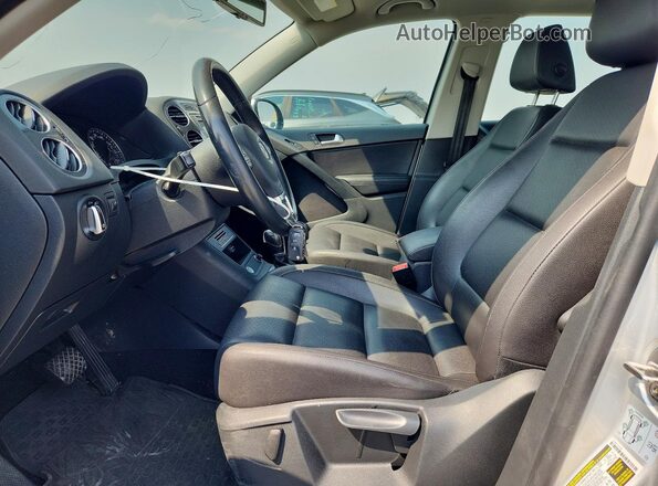 WVGBV7AX7HW501616 2017 VOLKSWAGEN TIGUAN Silver Widok wnętrza z przodu