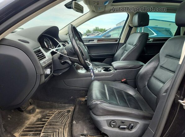 WVGEF9BP2GD001412 2016 VOLKSWAGEN TOUAREG Черный Вид салона спереди