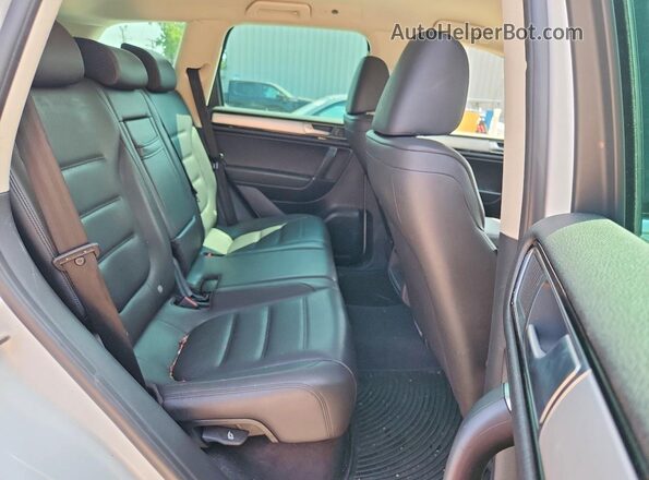 WVGEF9BP3GD006425 2016 VOLKSWAGEN TOUAREG White Rear interior view
