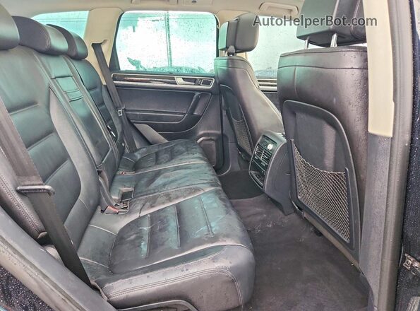 WVGEF9BP3GD010460 2016 VOLKSWAGEN TOUAREG Blue Вид задньої частини салону