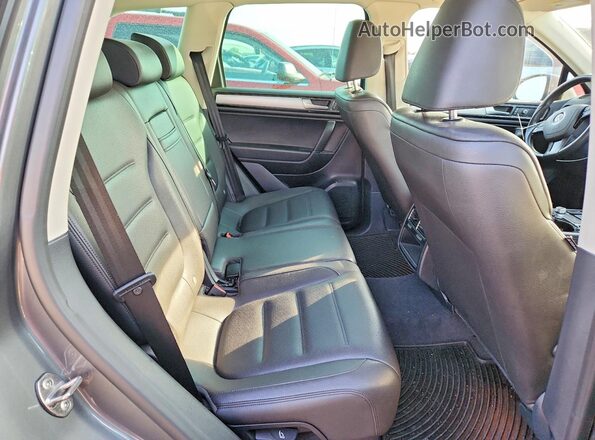 WVGEF9BP5GD003641 2016 VOLKSWAGEN TOUAREG Gray Vista interior trasera