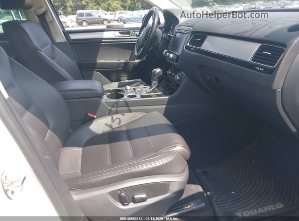 WVGEF9BP8GD009644 2016 VOLKSWAGEN TOUAREG Белый Вид салона спереди