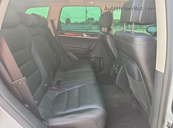 WVGEP9BP8GD001606 2016 VOLKSWAGEN TOUAREG Белый Вид задней части салона