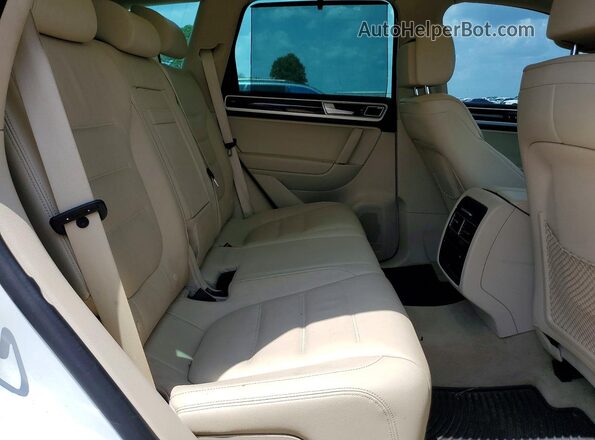 WVGGF7BP6HD005915 2017 VOLKSWAGEN TOUAREG White Widok tylnych siedzeń