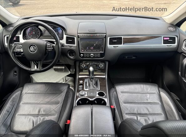 WVGGF7BP8HD001557 2017 VOLKSWAGEN TOUAREG Silver Вид спереду