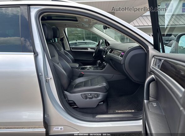 WVGGF7BP8HD001557 2017 VOLKSWAGEN TOUAREG Silver Вид салону спереду