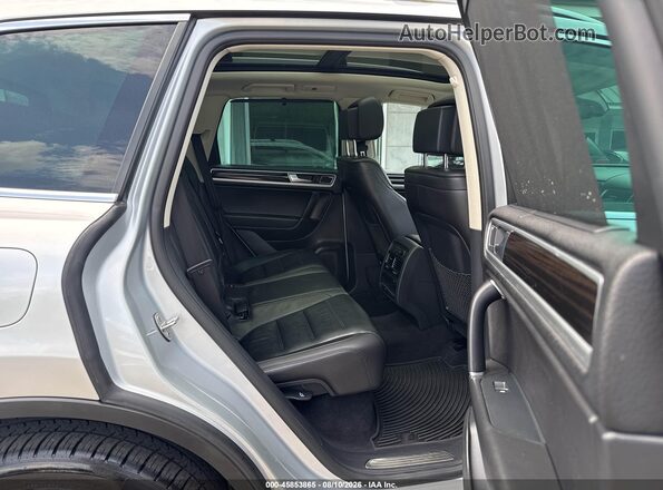 WVGGF7BP8HD001557 2017 VOLKSWAGEN TOUAREG Silver Вид наклейки з VIN-кодом