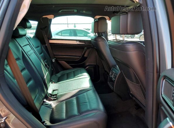 WVGRF7BP0HD005627 2017 VOLKSWAGEN TOUAREG Серый Вид задней части салона