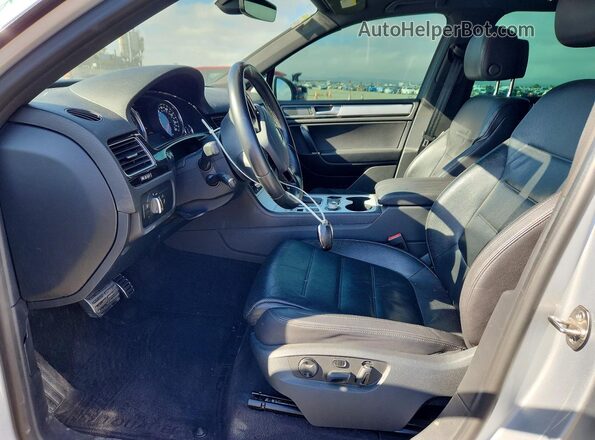 WVGRF7BP2HD006309 2017 VOLKSWAGEN TOUAREG Silver Սալոնի դիմացի տեսք