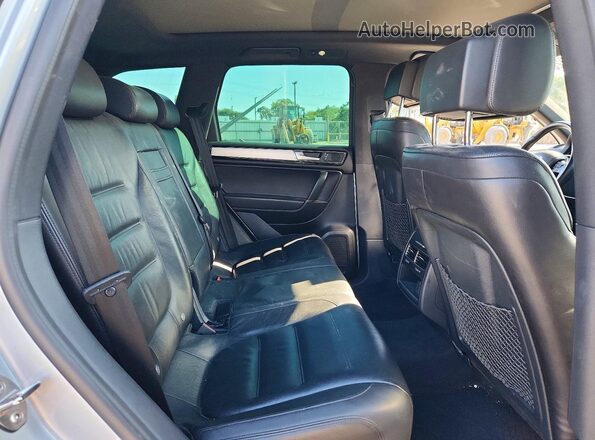 WVGRF7BP2HD006309 2017 VOLKSWAGEN TOUAREG Silver Սալոնի հետևի տեսք