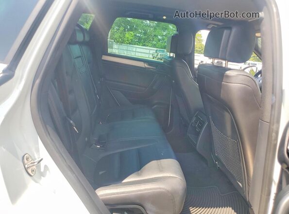 WVGRF7BP4HD004299 2017 VOLKSWAGEN TOUAREG White Սալոնի հետևի տեսք
