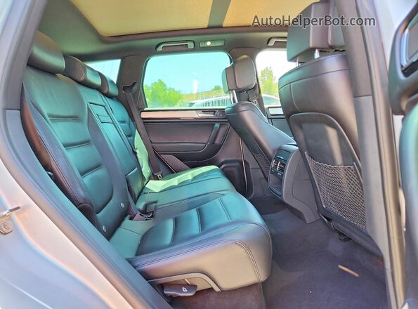 WVGRF7BP5HD004411 2017 VOLKSWAGEN TOUAREG Silver უკანა სალონის ხედი