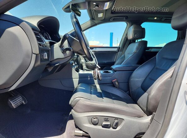 WVGRF7BP5HD004411 2017 VOLKSWAGEN TOUAREG Silver წინა სალონის ხედი