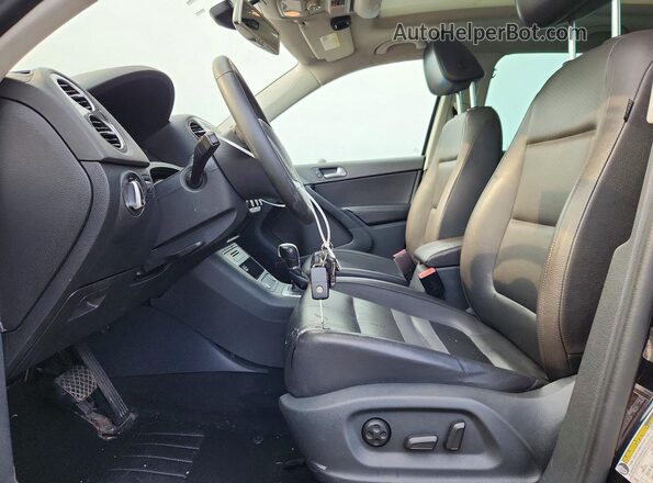 WVGSV7AX2HK005632 2017 VOLKSWAGEN TIGUAN Black Front interior view
