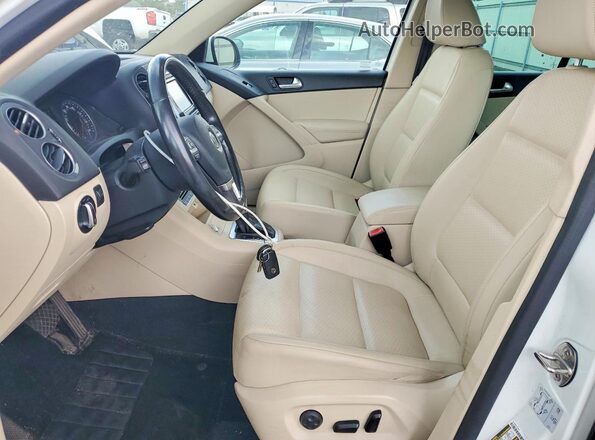 WVGSV7AX2HK008899 2017 VOLKSWAGEN TIGUAN White Вид салону спереду