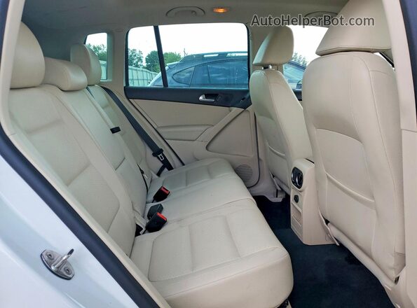 WVGSV7AX2HK008899 2017 VOLKSWAGEN TIGUAN White Вид задньої частини салону
