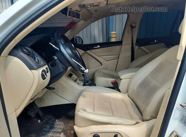 WVGSV7AX4HW503131 2017 VOLKSWAGEN TIGUAN White Front interior view