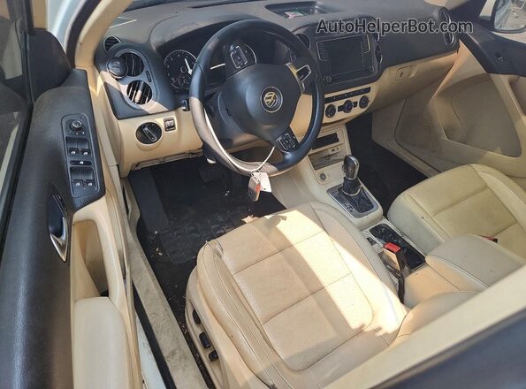 WVGSV7AX4HW503131 2017 VOLKSWAGEN TIGUAN White Dashboard view